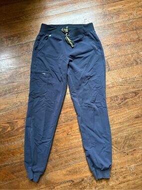 Figs charcoal grey with green drawstrings small regular joggers